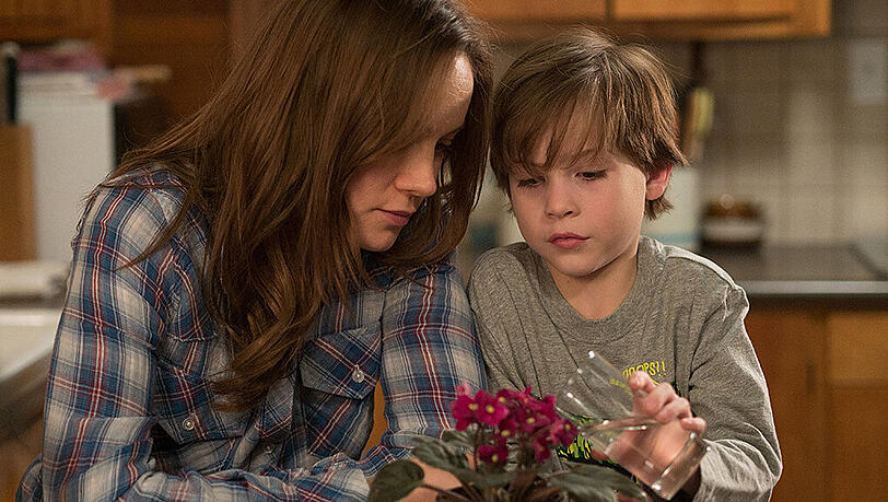 Mutter und Sohn in liebender Innigkeit: Brie Larson bekam für ihre Rolle in „Raum“ den Oscar. Kinderstar Jacob Tremblay ist genauso großartig. Mutter und Sohn in liebender Innigkeit: Brie Larson bekam für ihre Rolle in „Raum“ den Oscar. Kinderstar Jacob Tremblay ist genauso großartig.