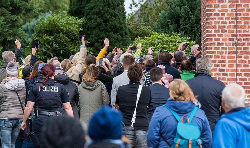 Modedesigner Guido Maria Kretschmer (53) hat auf Sylt seinen langjährigen Lebensgefährten Frank Mutters (63) geheiratet.