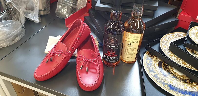 Reine Geschmackssache: Teurer Whiskey und rote Slipper.