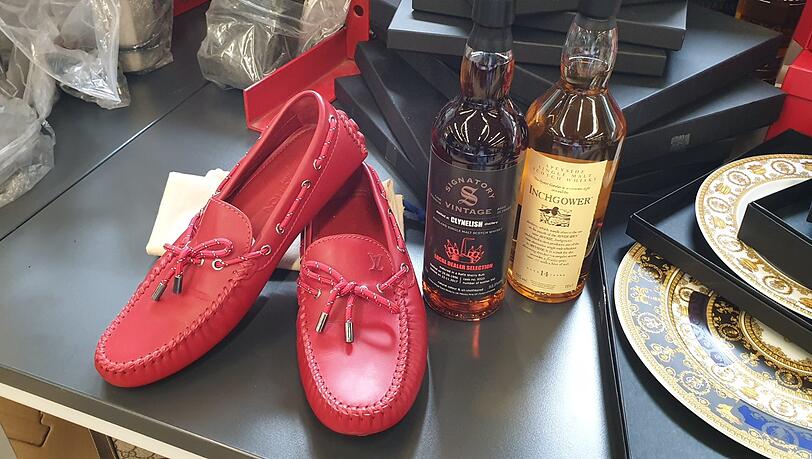 Reine Geschmackssache: Teurer Whiskey und rote Slipper. Reine Geschmackssache: Teurer Whiskey und rote Slipper.