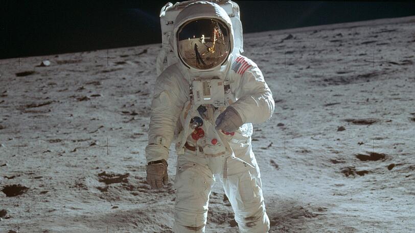 Der Astronaut Buzz Aldrin geht auf der Mondoberfläche spazieren.