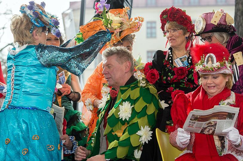 Buntes Treiben am Viktualienmarkt: Am Faschingsdienstag luden die Standl-Frauen zum Tanz der Marktweiber. Zum ersten Mal mittendrin: OB Dieter Reiter.