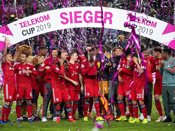 Die Spieler des FC Bayern bejubeln den Sieg im Elfmeterschießen gegen Borussia Mönchengladbach im Finale des Telekom Cups.
