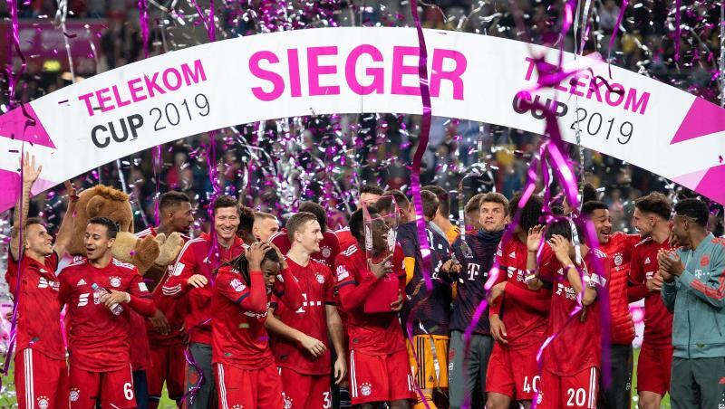 Die Spieler des FC Bayern bejubeln den Sieg im Elfmeterschießen gegen Borussia Mönchengladbach im Finale des Telekom Cups. Die Spieler des FC Bayern bejubeln den Sieg im Elfmeterschießen gegen Borussia Mönchengladbach im Finale des Telekom Cups.