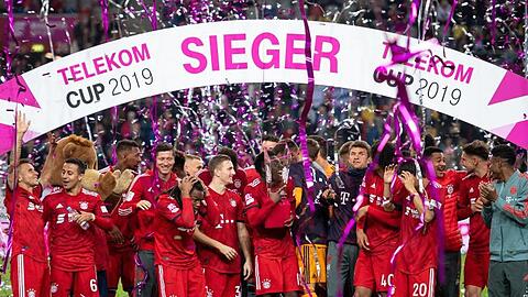 Die Spieler des FC Bayern bejubeln den Sieg im Elfmeterschießen gegen Borussia Mönchengladbach im Finale des Telekom Cups.
