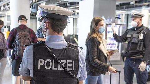 Die Bundespolizei kontrolliert Reisende am Frankfurter Flughafen.