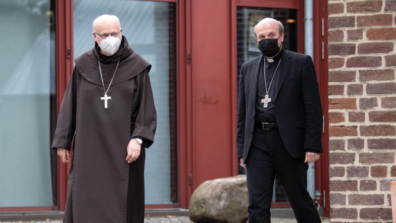 Die Apostolischen Visitatoren Anders Arborelius (l) und Hans van den Hende stehen vor dem Maternushaus. Sie sollen als Bevollmächtigte von Papst Franziskus die Arbeit des Kölner Erzbischofs Woelki untersuchen.