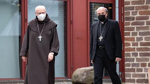 Die Apostolischen Visitatoren Anders Arborelius (l) und Hans van den Hende stehen vor dem Maternushaus. Sie sollen als Bevollmächtigte von Papst Franziskus die Arbeit des Kölner Erzbischofs Woelki untersuchen.