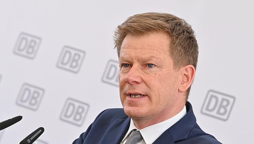 Richard Lutz, DB-Vorstandsvorsitzender, spricht zum Spatenstich für ein neues Bahnwerk.