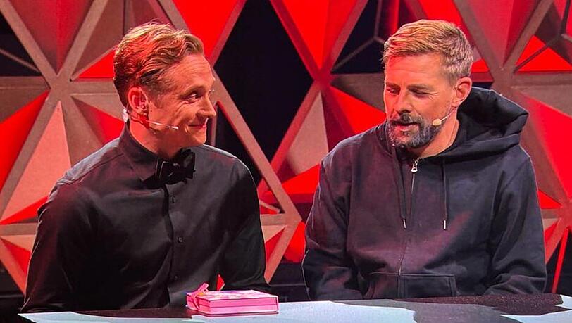 Matthias Schweighöfer holt sich Unterstützung durch Klaas Heufer-Umlauf.