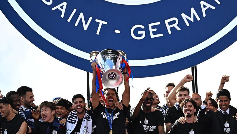 Kapit&auml;n Marquinhos pr&auml;sentiert den K&ouml;nigsklassen-Pokal bei der Feier in Paris.