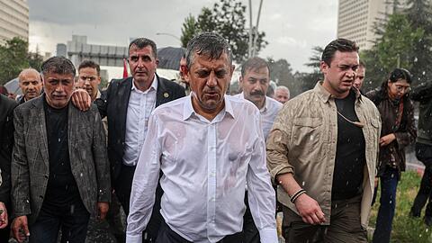 &Ouml;zel f&uuml;hrt im str&ouml;menden Regen einen Protestmarsch an. (Archivbild)