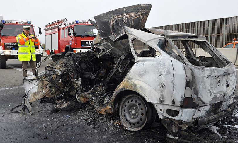 Der Mann kam in seinem brennenden Auto ums Leben. Die
49-Jährige starb ebenfalls noch an der Unfallstelle in ihrem
Fahrzeug. Ihre 51 Jahre alte Beifahrerin kam schwer verletzt ins
Krankenhaus.