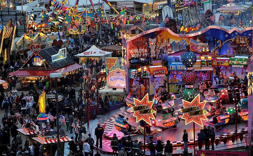 Kinder-Paradies: Schausteller-Kinder sind auf dem Rummelplatz zu Hause. Achterbahn, Kettenkarussell und Zuckerwatte gehören für sie zum Alltag.