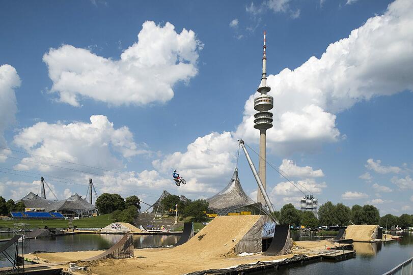 Waghalsige Jumps und das über Wasser. Die Bilder vom Training der X-Fighters auf dem Olympiasee.
