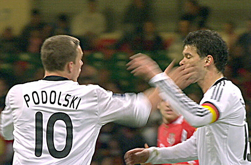 Lukas Podolski, 2009: Ein Eklat ohne DFB-Rauswurf. Lukas Podolski (l.) ohrfeigt den deutschen Kapitän Michael Ballack beim WM-Qualifikationsspiel zwischen Wales und Deutschland.