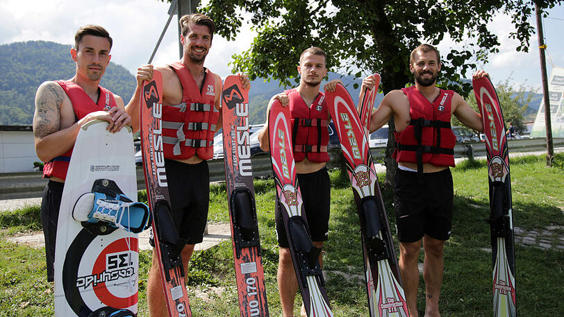 Die Löwen vergnügen sich beim Wasserski- und Wakeboard-Fahren: Phillipp Steinhart, Jan Mauersberger, Eric Weeger und Felix Weber.