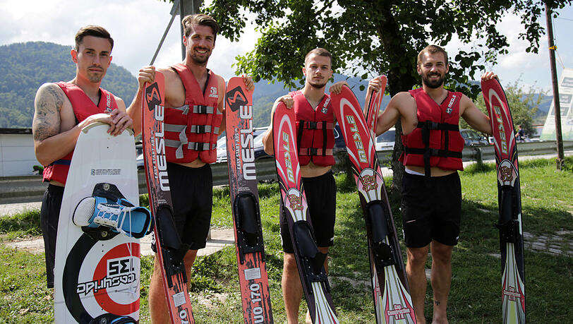 Die Löwen vergnügen sich beim Wasserski- und Wakeboard-Fahren: Phillipp Steinhart, Jan Mauersberger, Eric Weeger und Felix Weber. Die Löwen vergnügen sich beim Wasserski- und Wakeboard-Fahren: Phillipp Steinhart, Jan Mauersberger, Eric Weeger und Felix Weber.