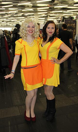 Pleitegeier auf Tour: Die Mädels stellen "Two broke Girls" dar.