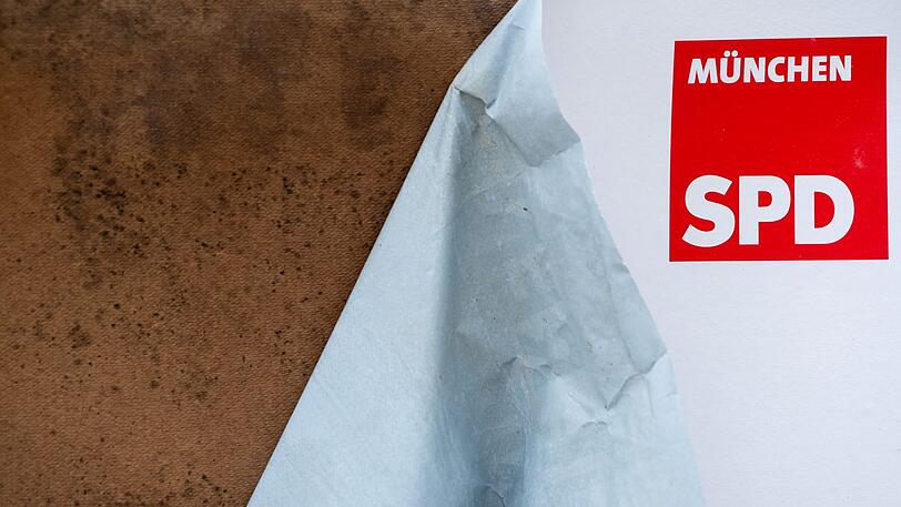 Ein halb heruntergerissenes Wahlplakat der Münchner SPD hängt an einem Straßenrand. (Symbolbild)