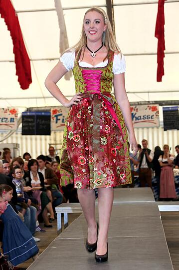 Trachtenmodenschau auf dem 27. Haderner Dorffest. Die Bilder.