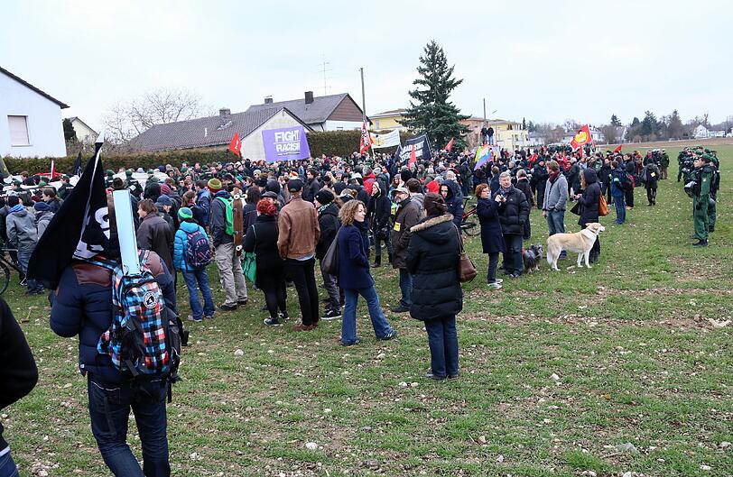 Rund 1000 Münchner haben im März gegen das "Braune Haus" in Obermenzing demonstriert.