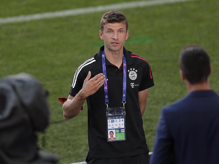Thomas Müller spricht mit Journalisten. Foto: Manu Fernandez/Pool AP/dpa