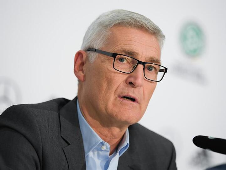 Schiedsrichter-Chef Lutz Michael Fröhlich spricht bei einer Pressekonferenz. Foto: Arne Dedert/dpa/Archivbild