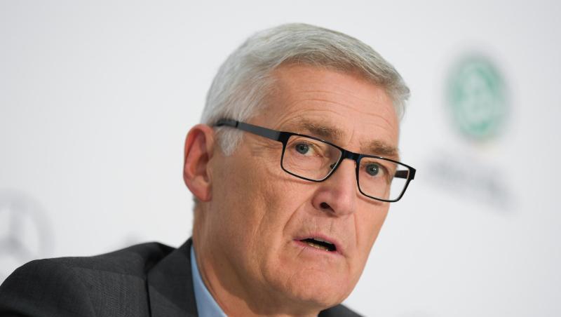 Schiedsrichter-Chef Lutz Michael Fröhlich spricht bei einer Pressekonferenz. Foto: Arne Dedert/dpa/Archivbild Schiedsrichter-Chef Lutz Michael Fröhlich spricht bei einer Pressekonferenz. Foto: Arne Dedert/dpa/Archivbild