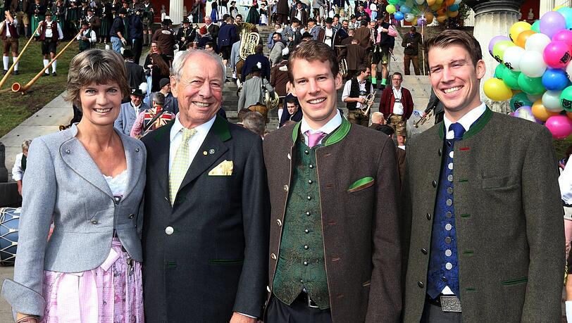 Wiesn-Wirt und Groß-Gastronom Edi Reinbold mit seiner Frau Petra und seinen Söhnen Mathias und Ludwig (r.). Wiesn-Wirt und Groß-Gastronom Edi Reinbold mit seiner Frau Petra und seinen Söhnen Mathias und Ludwig (r.).