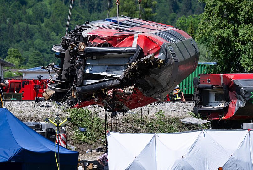 Die Rettungskräfte haben nach einem schweren Zugunglück einen der Waggons angehoben.
