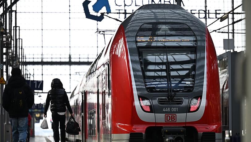 Der t&ouml;dliche Angriff auf einen Zugbegleiter in einem Regionalzug hat bundesweit Entsetzen ausgel&ouml;st. (Archivbild)