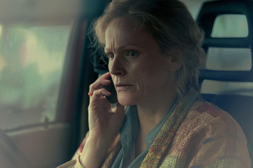 Jenna Reid (Maxine Peake) lebt mit Mann und Tochter ein zur&uuml;ckgezogenes Leben auf einer Farm in der N&auml;he von Port McKenna.