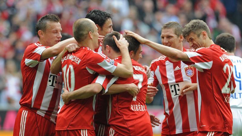 Danke, Bursche! Die Bayern-Profis bedanken sich bei Thomas Müller, dem beim 3:1 gegen Bochum sein erster Dreierpack in der Bundesliga gelang. Danke, Bursche! Die Bayern-Profis bedanken sich bei Thomas Müller, dem beim 3:1 gegen Bochum sein erster Dreierpack in der Bundesliga gelang.