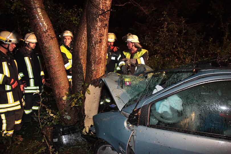 Heftiger Crash im Großhaager Forst: Ein 26-Jähriger kommt von der Fahrbahn ab und prallt gegen einen Baum