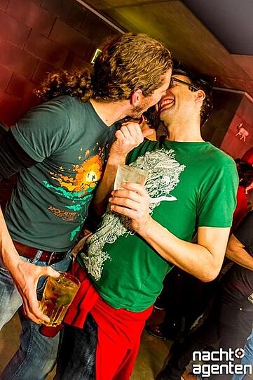 Auch nebenan, im Harry Klein, ging es wohl heißer zur Sache als bei den meisten WG-Partys. "halfDance / halfSit - Wohngemeinschaft Belgradstraße by Neoartig". Mehr Bilder unter: www.nachtagenten.de