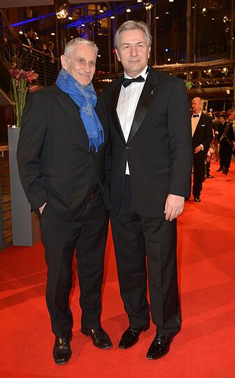 Der Regierender Bürgermeister Berlins, Klaus Wowereit (hier mit Lebensgefährten Jörn Kubicki), hatte viel Lob für Berlinale-Veranstalter Dieter Kosslick übrig: Der Berlinale-Chef mache einen &bdquo;verdammt guten Job&ldquo;.