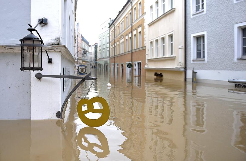 In Passau versinken immer mehr Geschäfte im Hochwasser.
