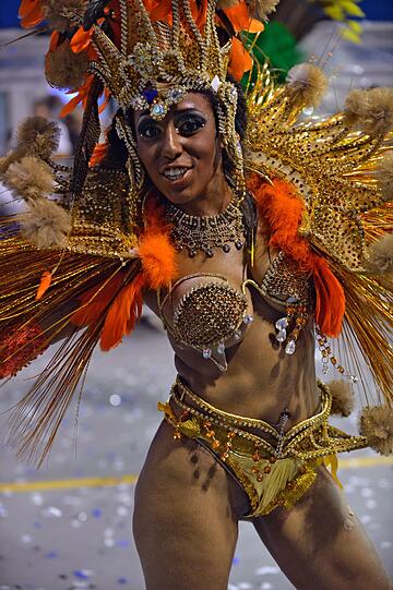 Ziemlich bunt, ziemlich heiß und ziemlich nackt: Beim Sambodromo tobt der brasilianische Karneval bei Temperaturen von über 30 Grad. Die Bilder.