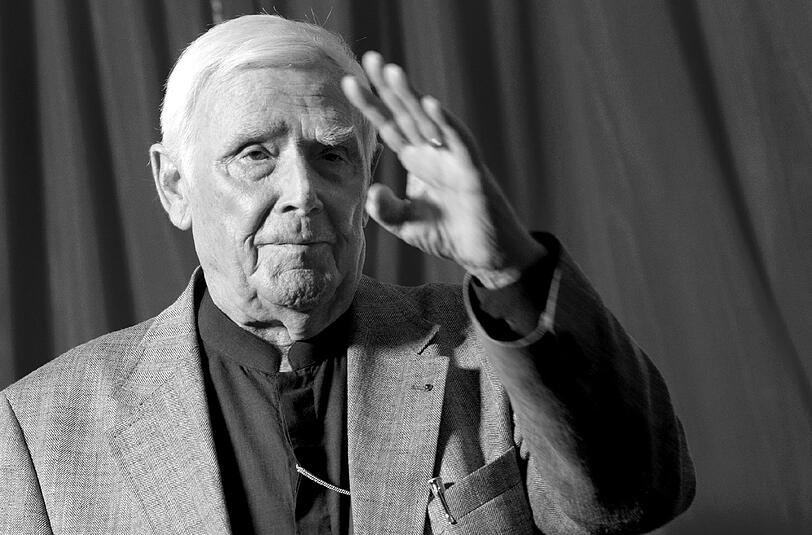 11.09. Joachim Fuchsberger (87) Die Fernsehlegende plauderte sich durch Shows wie "Auf los geht's los" oder "Heut' abend". Der Schauspieler "Blacky" wurde spätestens als Inspektor in Edgar-Wallace-Krimis berühmt. Die Fernsehlegende stirbt am 11. September im Alter von 87 Jahren in seinem Haus in Grünwald bei München.