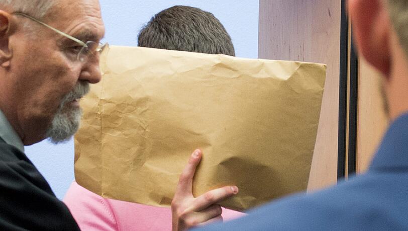 Das Gericht verurteilte Sanel M. am Dienstag wegen Körperverletzung mit Todesfolge zu drei Jahren Jugendgefängnis. Sein Verteidiger will in Revision gehen. Das Gericht verurteilte Sanel M. am Dienstag wegen Körperverletzung mit Todesfolge zu drei Jahren Jugendgefängnis. Sein Verteidiger will in Revision gehen.