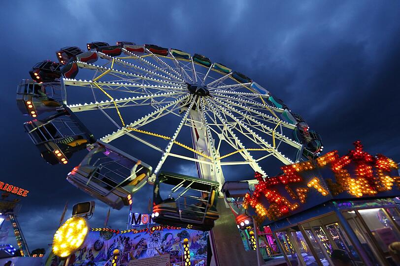 Hier geht&rsquo;s rund: Der Mondlift ist ein Nervenkitzel für die kleineren Oktoberfest-Gäste. Sein Name passt natürlich zur Blauen Stunde.