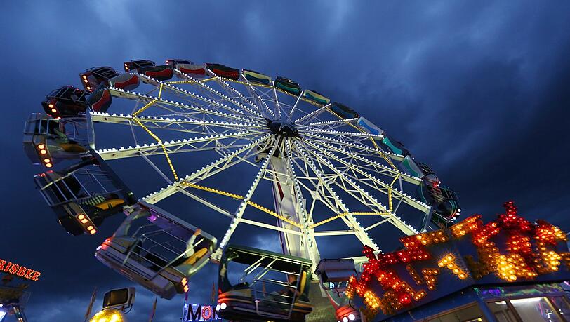 Hier geht’s rund: Der Mondlift ist ein Nervenkitzel für die kleineren Oktoberfest-Gäste. Sein Name passt natürlich zur Blauen Stunde. Hier geht’s rund: Der Mondlift ist ein Nervenkitzel für die kleineren Oktoberfest-Gäste. Sein Name passt natürlich zur Blauen Stunde.