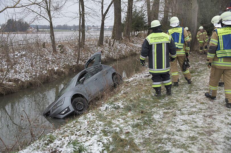 Ein Großaufgebot an Rettungskräften war in Velden im Einsatz, nachdem ein Auto in der Vils gefunden worden war.