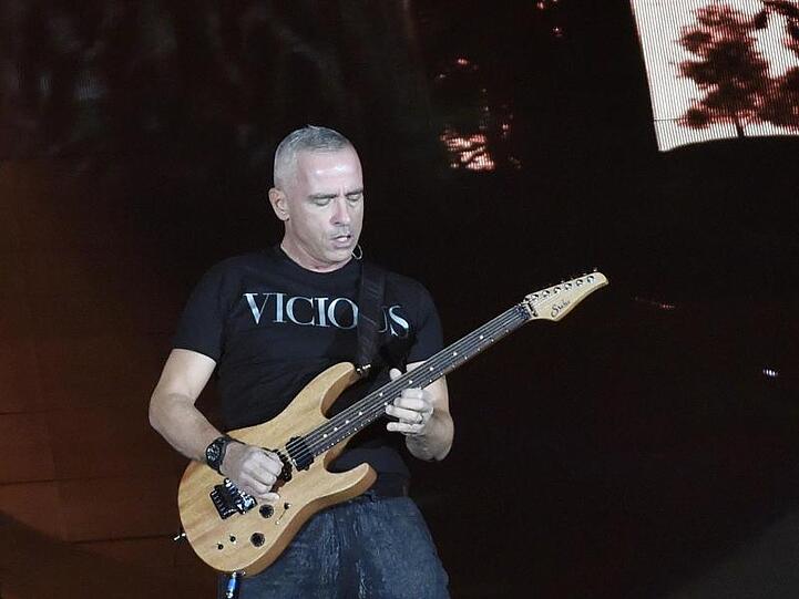 Der Sänger Eros Ramazzotti steht auf der Bühne der Olympiahalle. Foto: Angelika Warmuth