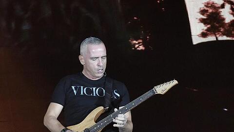 Der Sänger Eros Ramazzotti steht auf der Bühne der Olympiahalle. Foto: Angelika Warmuth