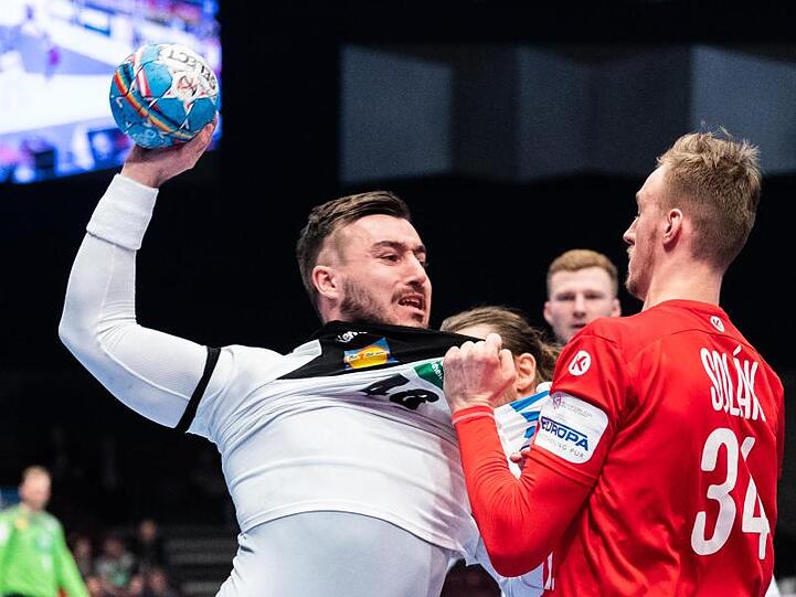Tschechiens Dominik Solak (r) versucht Jannik Kohlbacher am Wurf zu hindern.