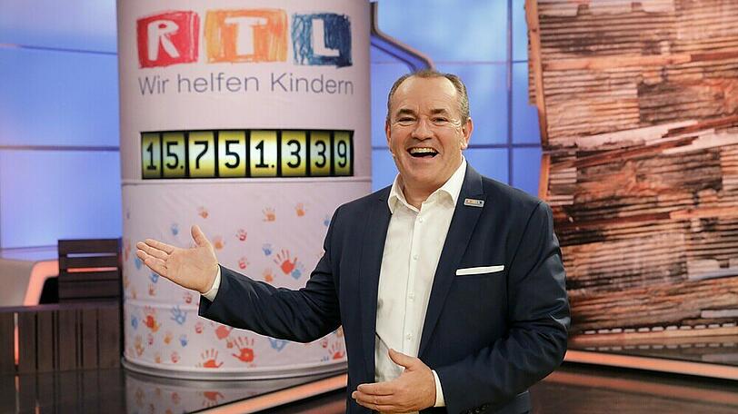 Moderator Wolfram Kons vor dem unglaublichen Spendenergebnis.