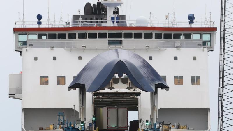 Ein Lastwagen fährt im Hafen von Larne in Nordirland an Bord eine Fähre. Seit Mitternacht ist Großbritannien nicht mehr Mitglied des EU-Binnenmarktes und der Zollunion. Ein Lastwagen fährt im Hafen von Larne in Nordirland an Bord eine Fähre. Seit Mitternacht ist Großbritannien nicht mehr Mitglied des EU-Binnenmarktes und der Zollunion.