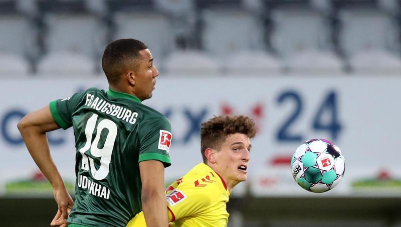 Augsburgs Felix Uduokhai und Freiburgs Guus Til (l-r.) im Duell um den Ball.